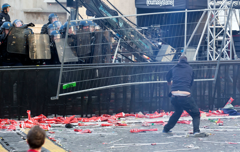 Illustration for article titled PSG's Championship Parade Ended In Riots